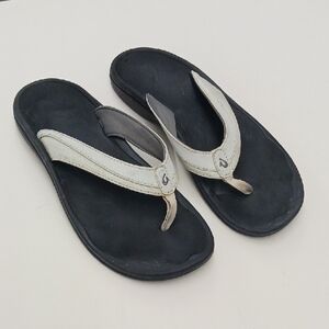 OLUKAI Women's Black and White Flip Flops
